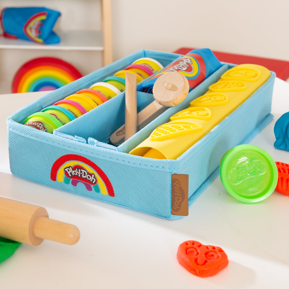 roba x Play-Doh Spielset mit Box, Kreativmatte, 12 Knete, Holzwerkzeugen & Schürze – Milieubild (2/17)