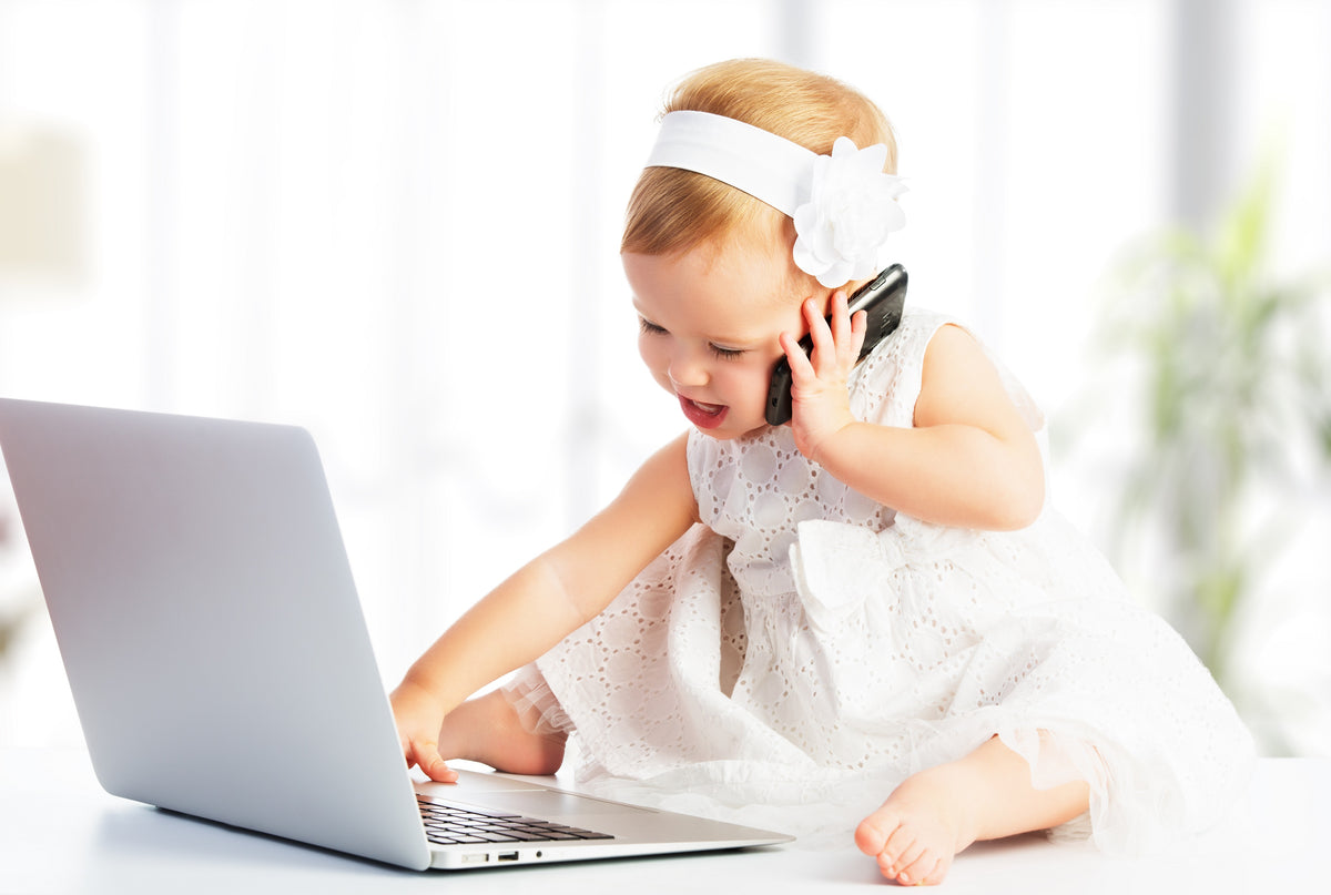 Anzeigebild für Kontaktseite mit Baby am Telefon