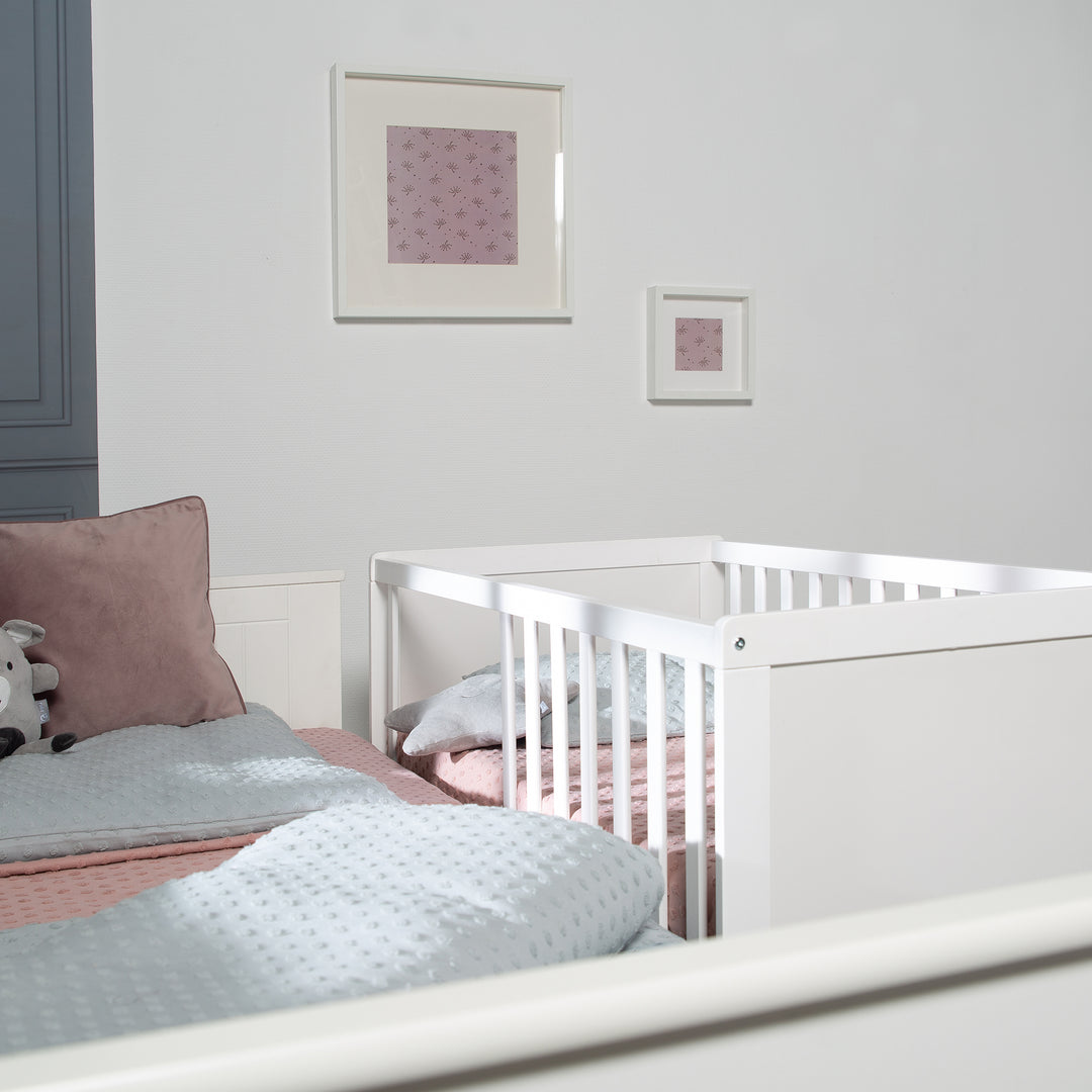 Lettino da co-sleeping, 60 x 120 cm, bianco, regolabile, 5 sbarre removibili, incl. rete a doghe & materasso – Foto d'ambiente (4/10)