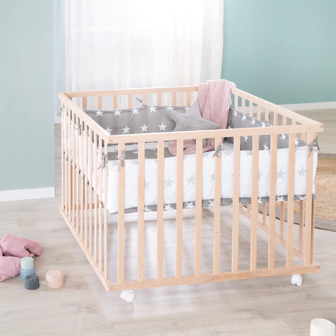 Laufgitter aus Holz + Einlage 'Little Stars' - 3-fach höhenverstellbar - Natur – Milieubild (8/18)