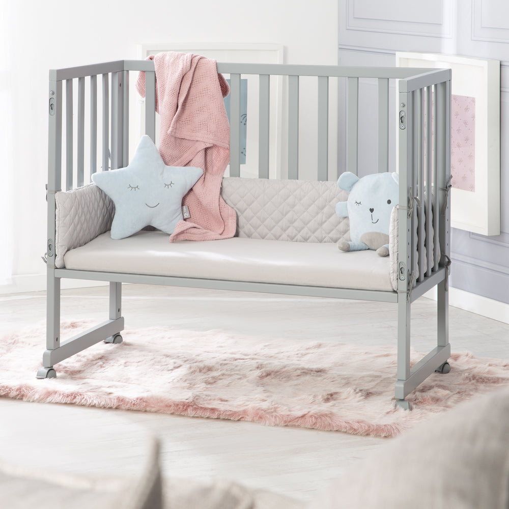Fitted Sheet 'Lil Planet' - Single Jersey - Organic Cotton - Silver Grey – Lifestyle Image (2/14)