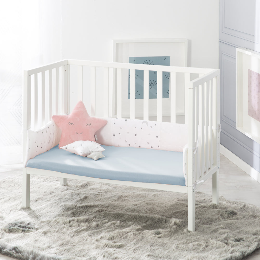 Fitted Sheet 'Lil Planet' - Single Jersey - Organic Cotton - Light Blue – Lifestyle Image (2/13)