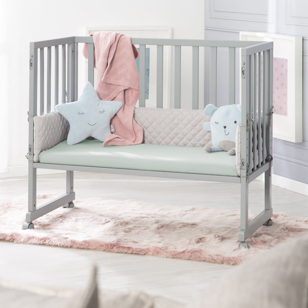 Fitted Sheet 'Lil Planet' - Single Jersey - Organic Cotton - Frosty Green – Lifestyle Image (2/14)