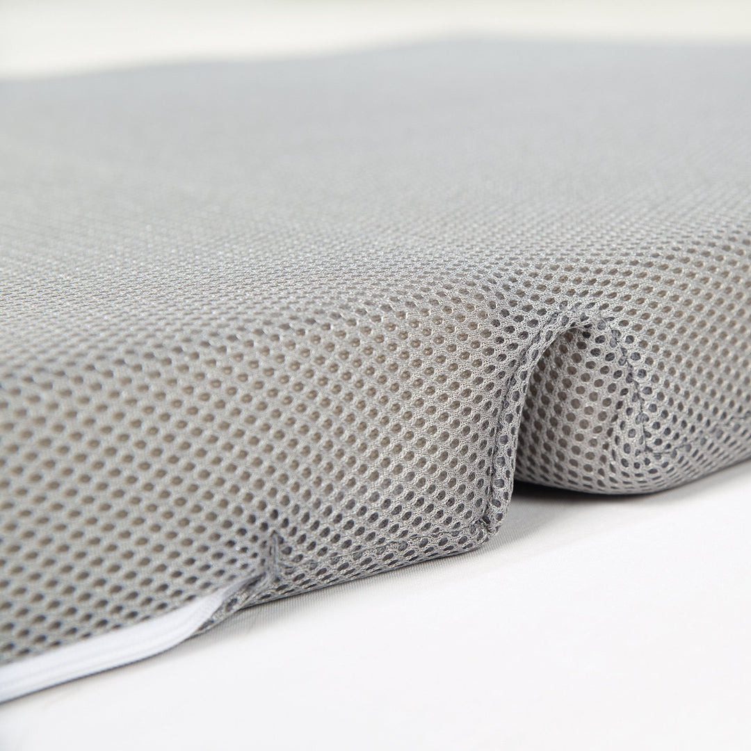Reisebettmatratze 'safe asleep®', 60 x 120 x 5,5 cm, belüfteter Schaumstoff für optimales Schlafklima – Detailbild (2/14)