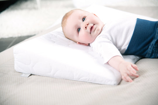 Wedge Cushion, Breathable, with Removable Cover, Positioning & Support Cushion 60 x 35 cm – Lifestyle Image (2/2)