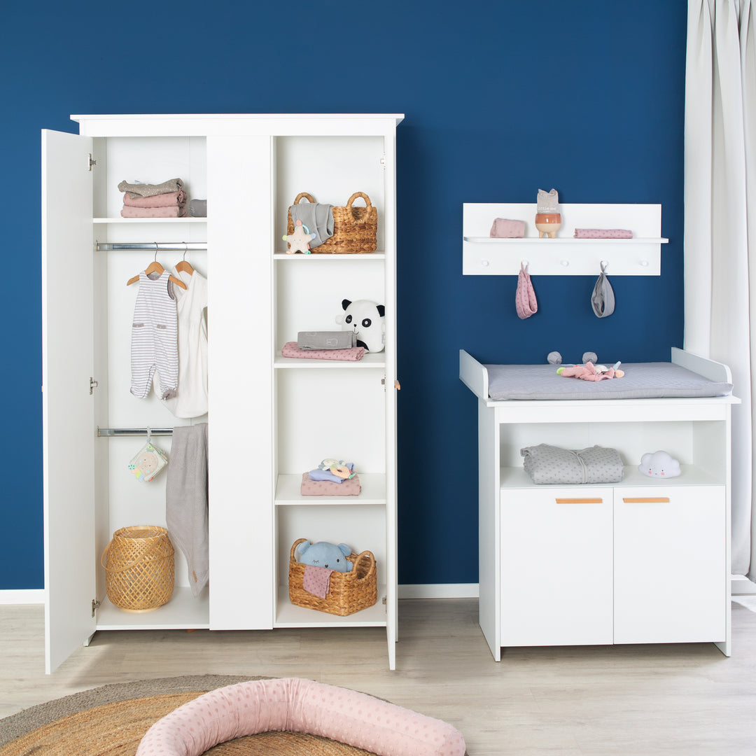 Zimmerset 'Anton' inkl. Kinderbett 70x140, Wickelkommode 2-türig, Kleiderschrank 2,5-türig – Milieubild (3/31)