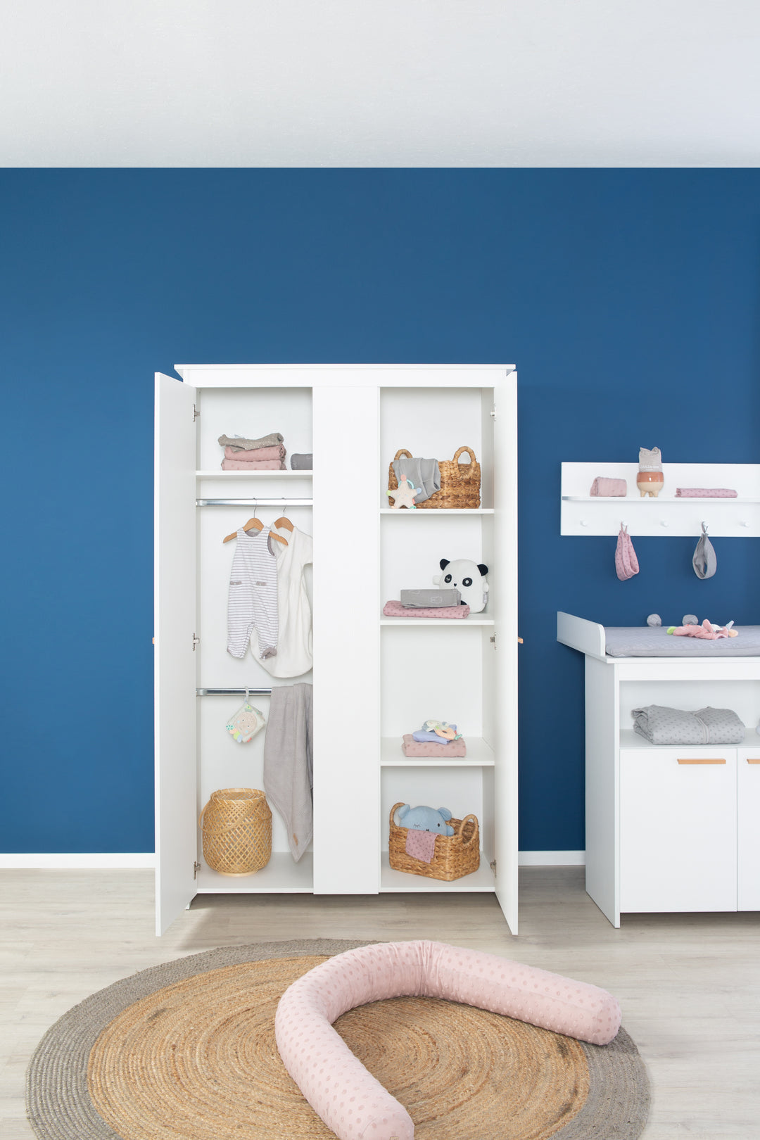 Zimmerset 'Anton' inkl. Kinderbett 70x140, Wickelkommode 2-türig, Kleiderschrank 2,5-türig – Sonderbild (30/31)