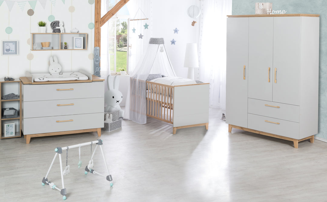 Set cameretta 'Caro', incl. letto combinato 70 x 140 cm, cassettiera fasciatoio & 3ante armadio, grigio chiaro/decoro rovere dorato – Foto d'ambiente (3/21)