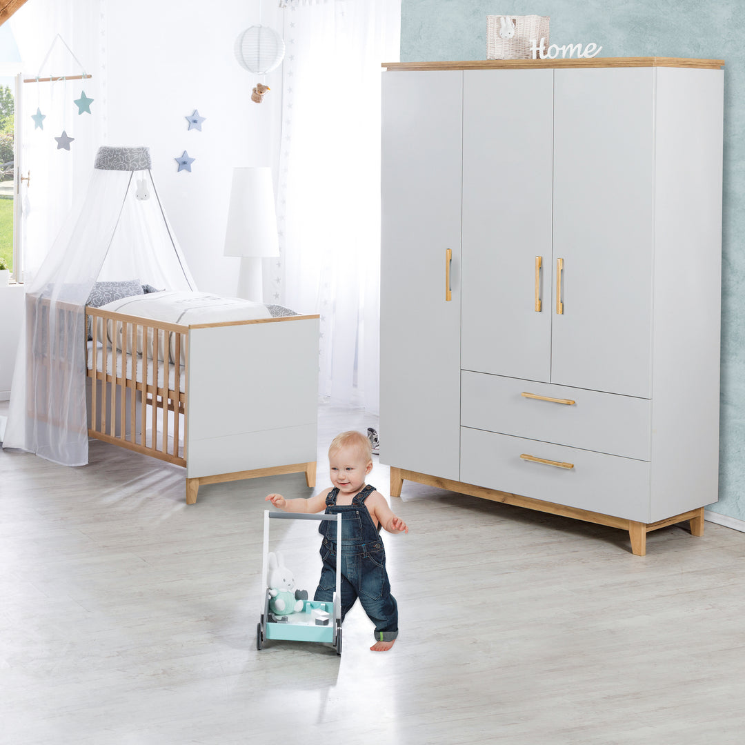 Set cameretta 'Caro', incl. letto combinato 70 x 140 cm, cassettiera fasciatoio & 3ante armadio, grigio chiaro/decoro rovere dorato – Foto d'ambiente (2/21)