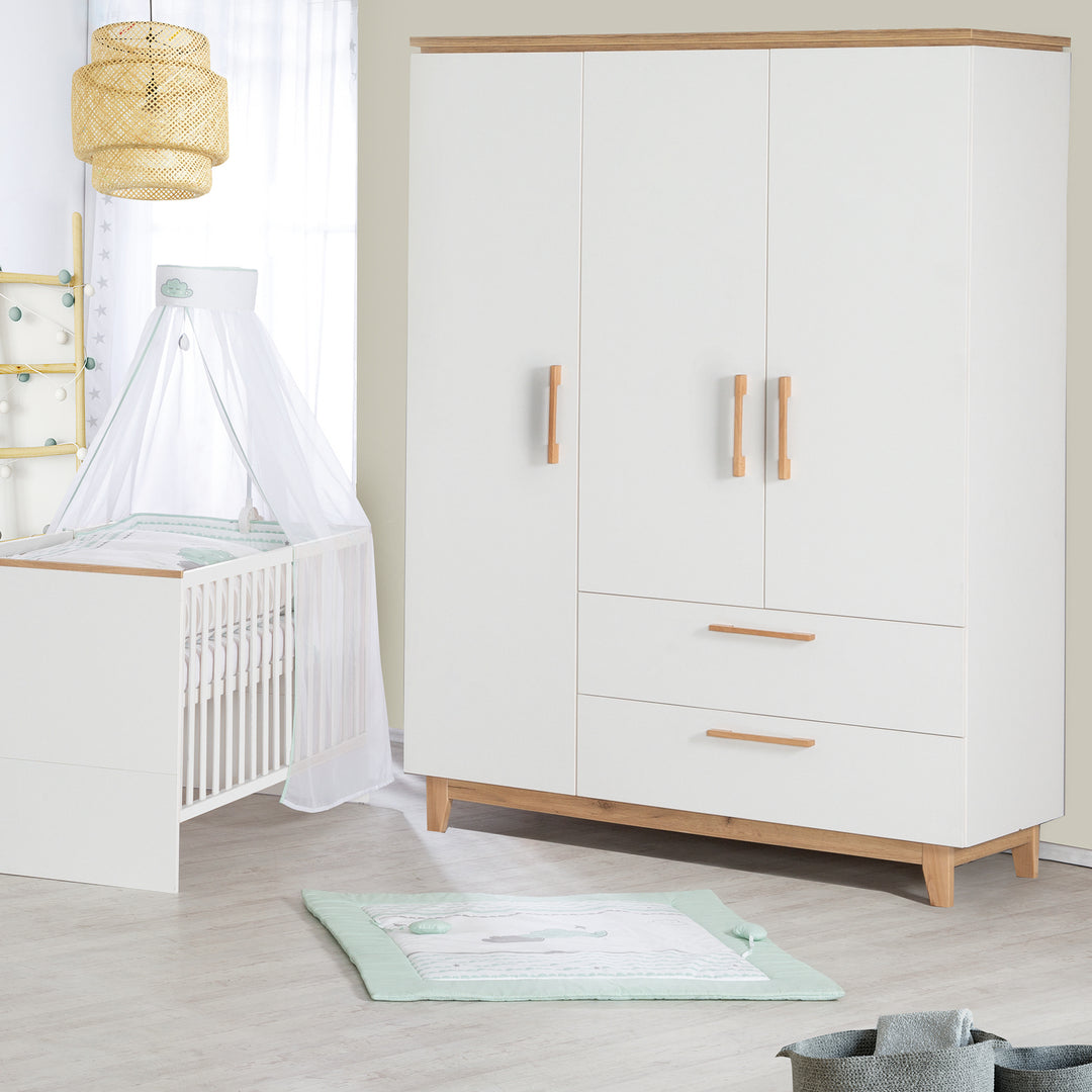Zimmerset 'Finn' inkl. Kombi-Bett 70 x 140 cm, Wickelkommode & 3-türigem Schrank, Weiß/ Goldeiche – Milieubild (5/21)