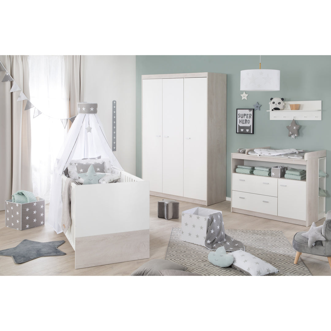 Zimmerset 'Julia'  3-teilig, inkl. Kombi-Kinderbett 70 x 140, Wickelkommode & Schrank 3-türig – Milieubild (2/13)