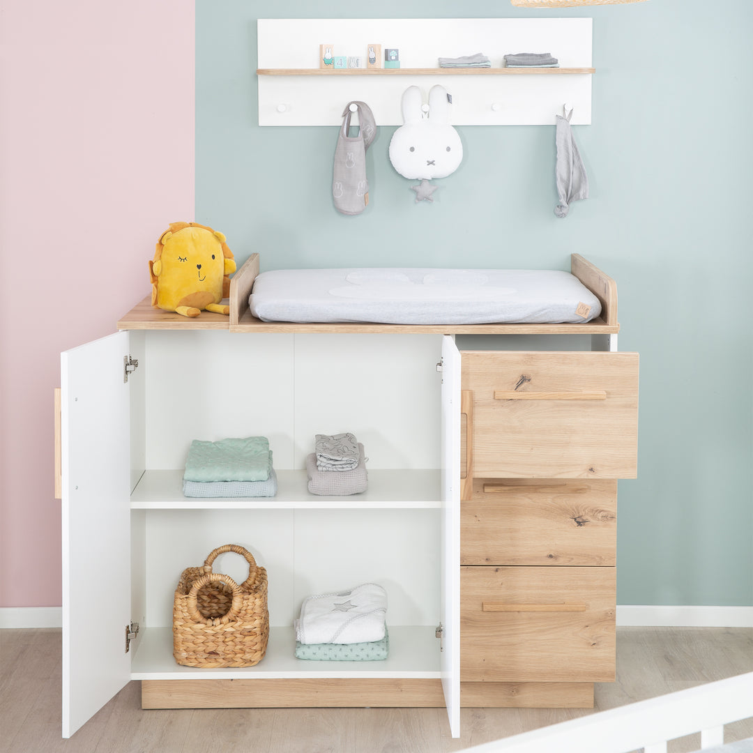 Kinderzimmerset 'Lion' 3-teilig - Bett 70x140 + Wickelkommode breit + Kleiderschrank – Milieubild (28/40)