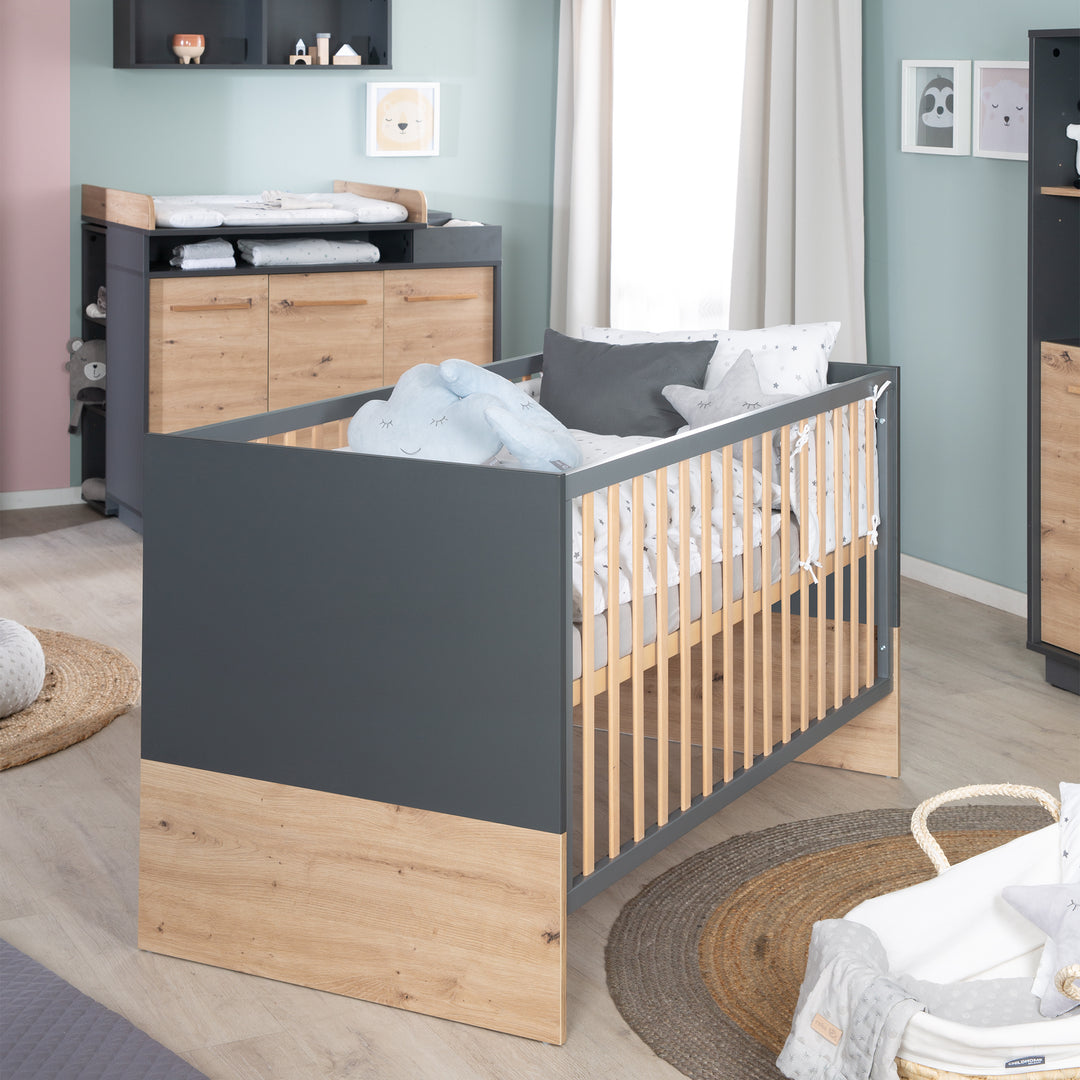 Kinderzimmerset 'Lenn' 3-teilig - Bett 70x140 + Wickelkommode + Kleiderschrank 3-türig – Milieubild (4/25)
