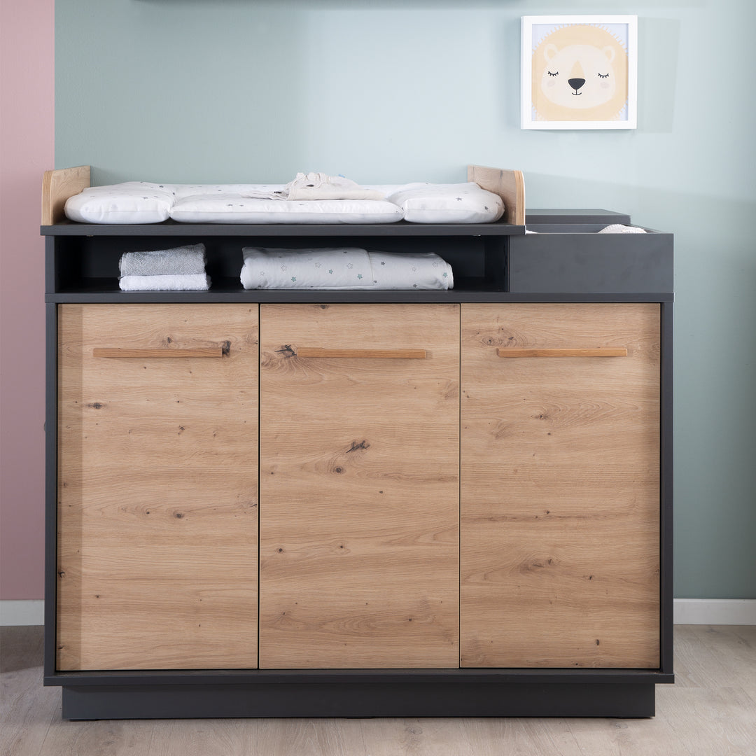 Kinderzimmerset 'Lenn' 3-teilig - Bett 70x140 + Wickelkommode + Kleiderschrank 3-türig – Milieubild (8/25)
