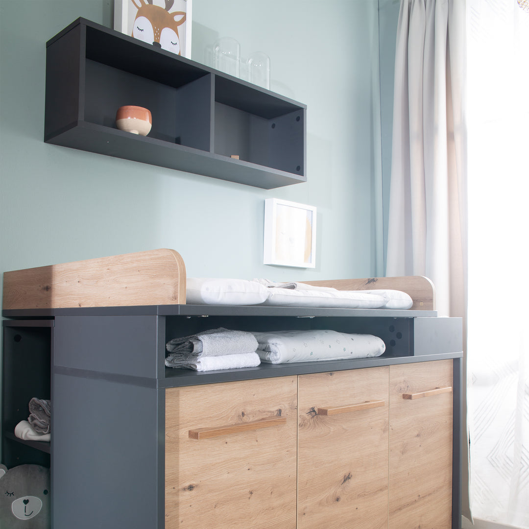 Kinderzimmerset 'Lenn' 3-teilig - Bett 70x140 + Wickelkommode + Kleiderschrank 3-türig – Milieubild (19/25)