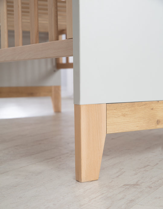 Kinderzimmerset 'Caro', inkl. Kombi-Bett 70 x 140 cm, Wickelkommode & 3-türigem Schrank, Lichtgrau/Goldeiche – Detailbild (10/18)