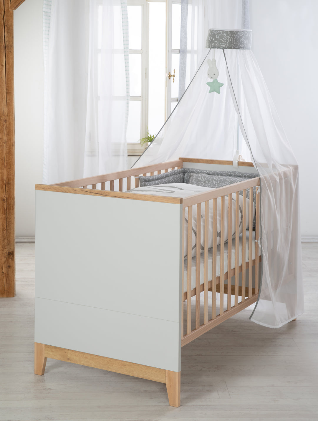 Kinderzimmerset 'Caro', inkl. Kombi-Bett 70 x 140 cm, Wickelkommode & 3-türigem Schrank, Lichtgrau/Goldeiche – Milieubild (9/18)