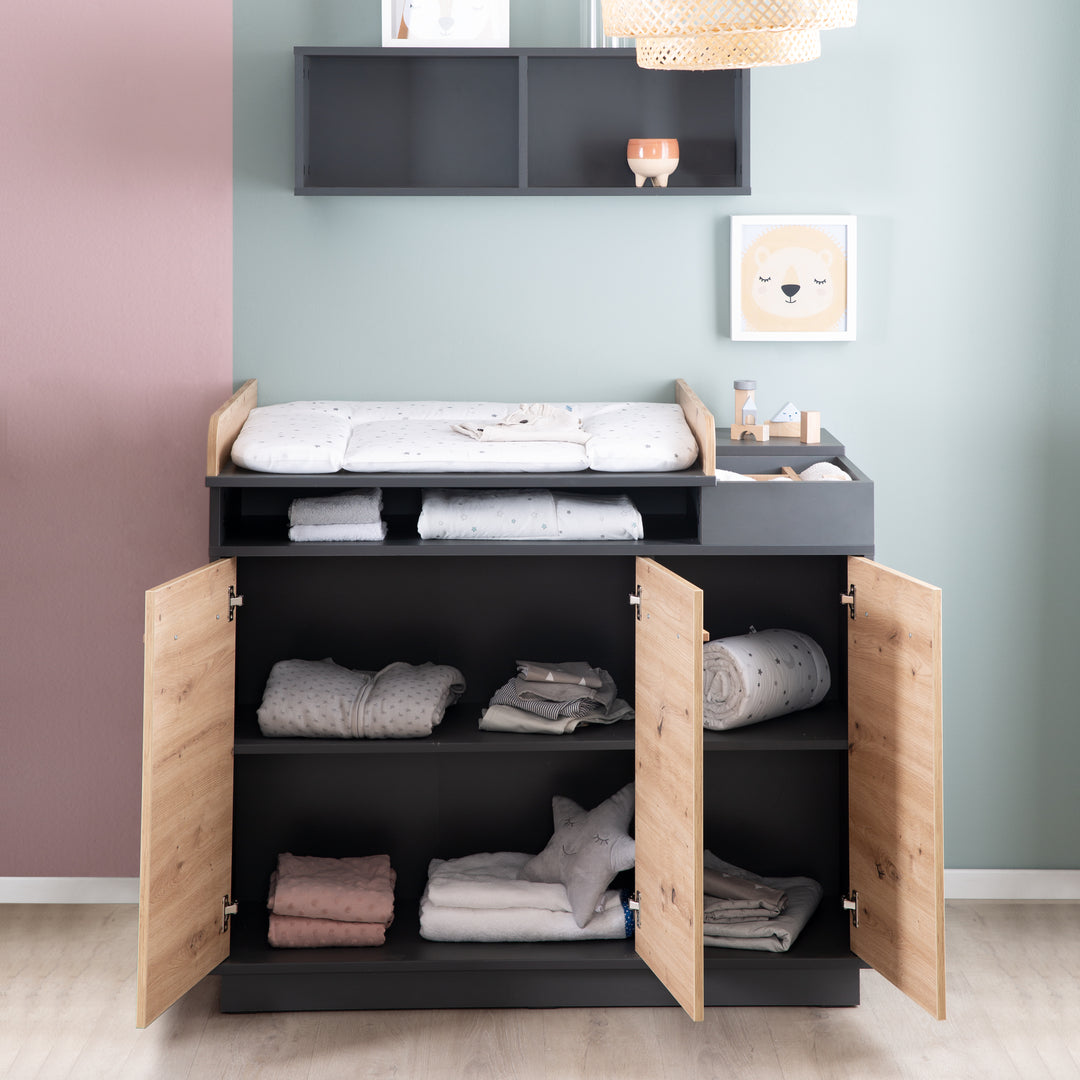 Möbelset 'Lenn' - Kombi-Kinderbett 70x140 + Wickelkommode - Anthrazit - Dekor 'Artisan Eiche' – Milieubild (7/15)