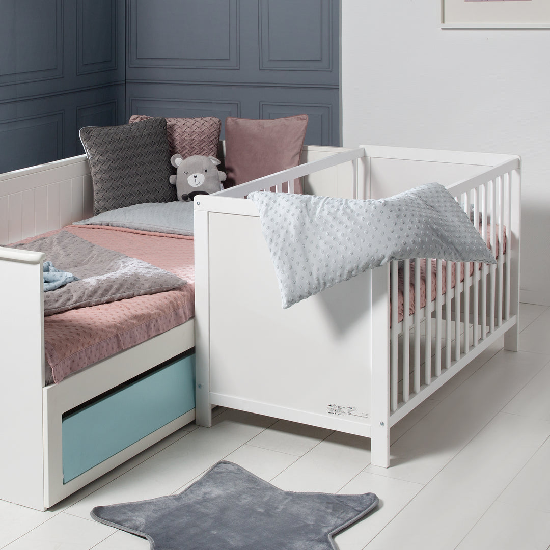 Zimmerset inkl. Wickelkommode 'Hamburg' & Beistellbett 60 x 120 cm inkl. Lattenrost – Milieubild (7/21)
