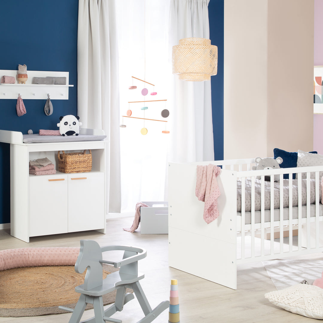 Set mobili 'Anton' incl. Neonato-/Letto per bambini 70 x 140 cm & cassettiera fasciatoio in bianco – Foto d'ambiente (2/20)