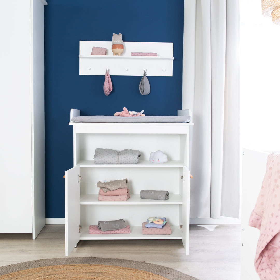 Set mobili 'Anton' incl. Neonato-/Letto per bambini 70 x 140 cm & cassettiera fasciatoio in bianco – Foto d'ambiente (12/20)