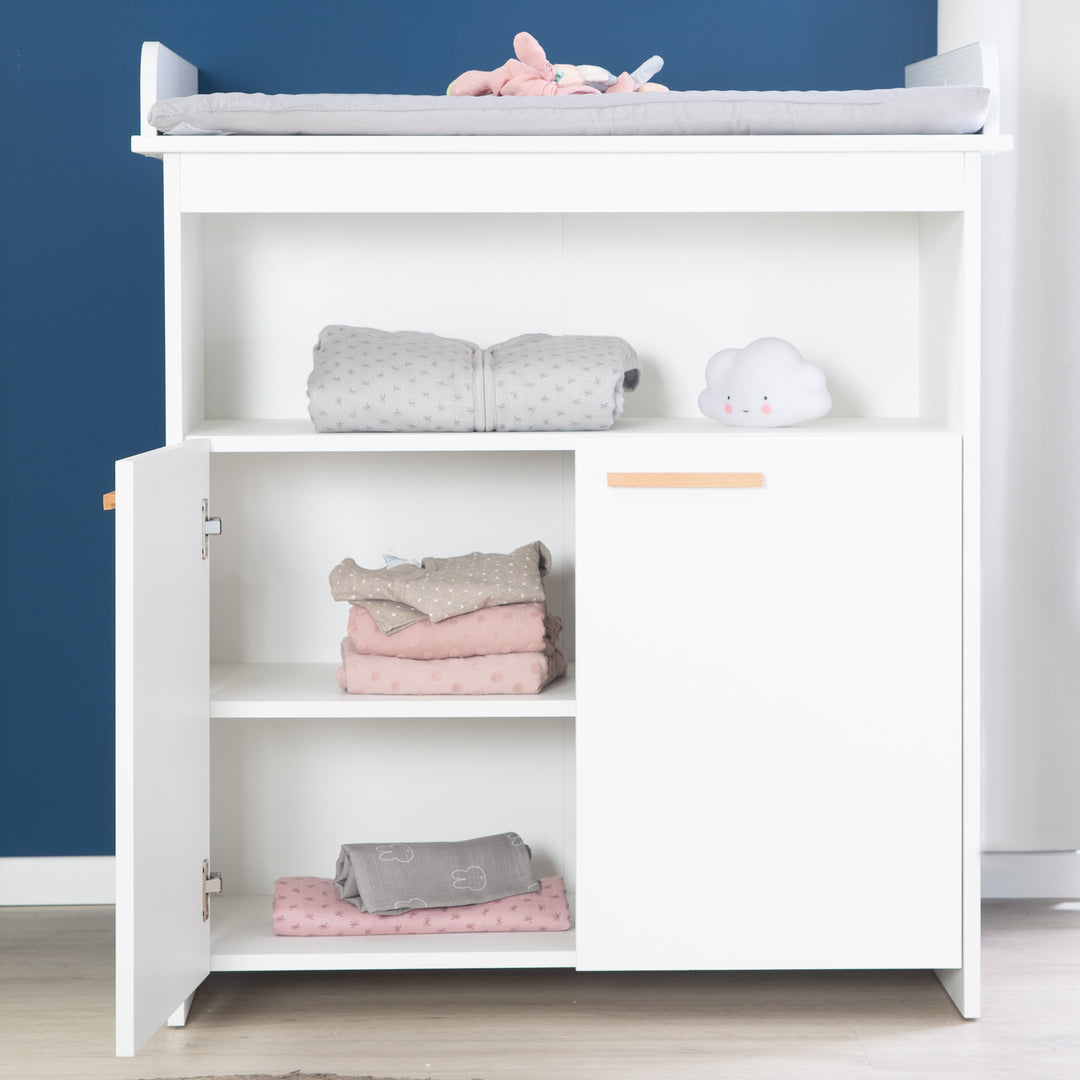 Set mobili 'Anton' incl. Neonato-/Letto per bambini 70 x 140 cm & cassettiera fasciatoio in bianco – Foto d'ambiente (13/20)