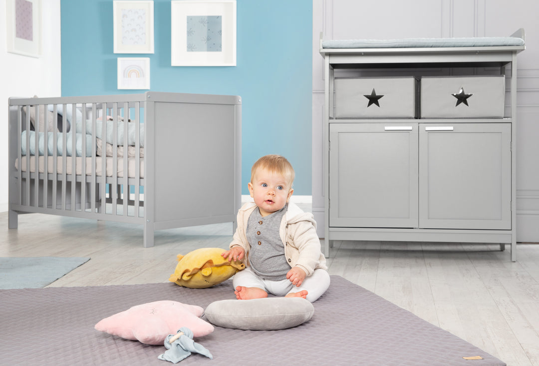 Möbelset 'Hamburg' - Baby- & Beistellbett 60x120 + Wickelkommode 2-türig - Taupe – Milieubild (6/17)
