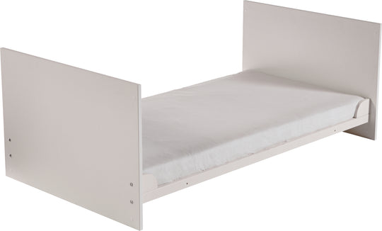 Möbelset 'Maren' inkl. Kombi-Kinderbett 70 x 140 cm & breite Wickelkommode, weiß – Freisteller (5/11)