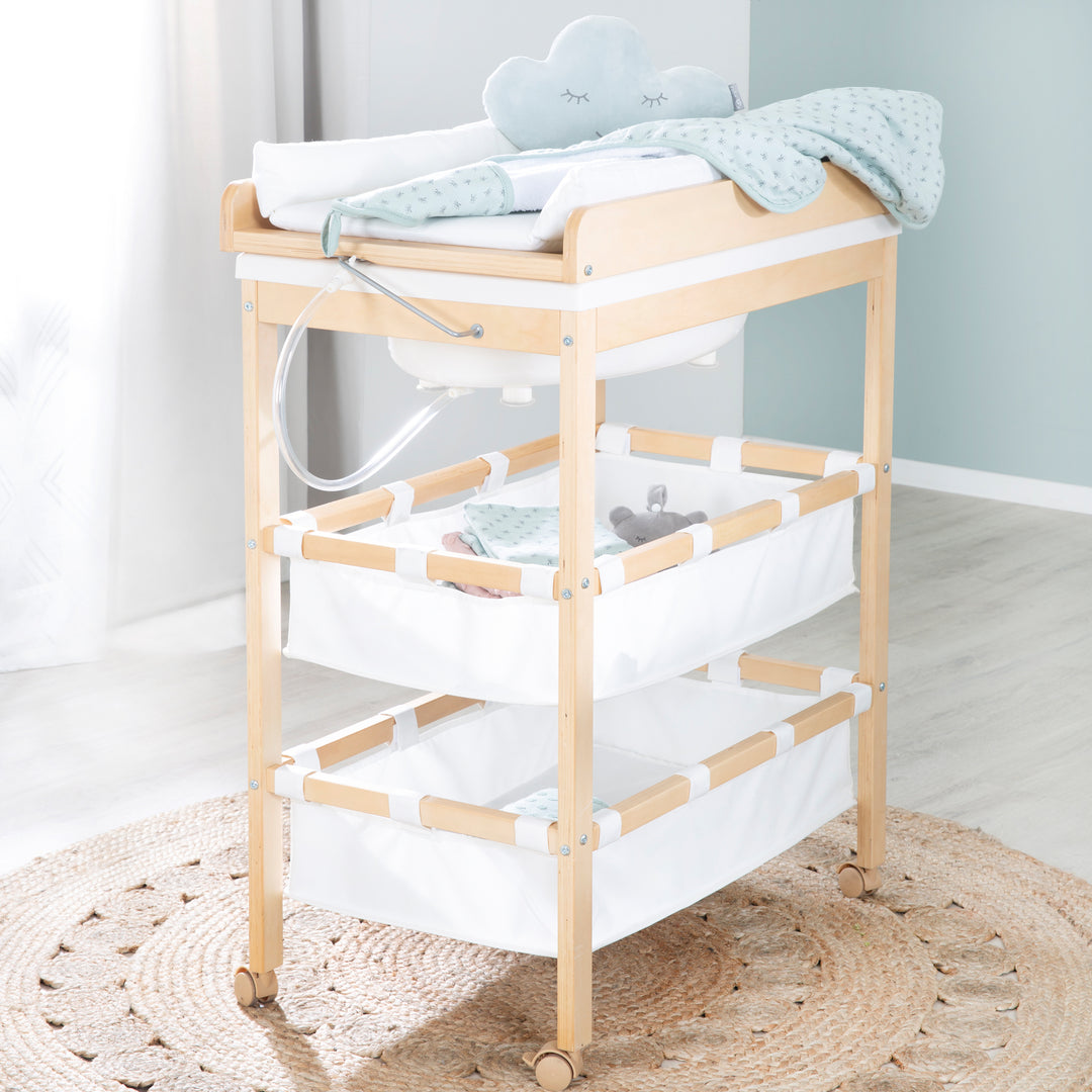 Bath-And-Change Combo 'Baby Pool', Klappbarer Table with Tub, Wood Natural, Changing Pad White – Lifestyle Image (2/9)
