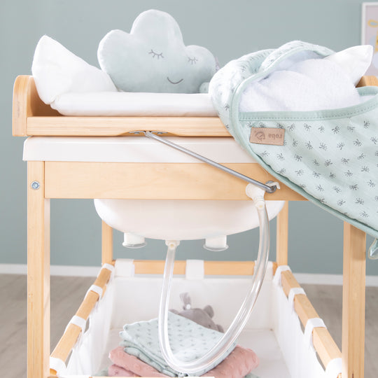 Bath-And-Change Combo 'Baby Pool', Klappbarer Table with Tub, Wood Natural, Changing Pad White – Lifestyle Image (6/9)