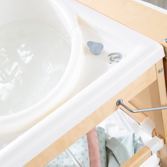 Bath-And-Change Combo 'Baby Pool', Klappbarer Table with Tub, Wood Natural, Changing Pad White – Detail Image (7/9)