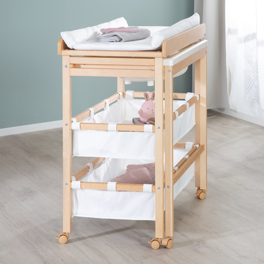 Bath-And-Change Combo 'Baby Pool', Ausziehbar Table with Bathtub, Wood Natural, Pad White – Lifestyle Image (5/13)