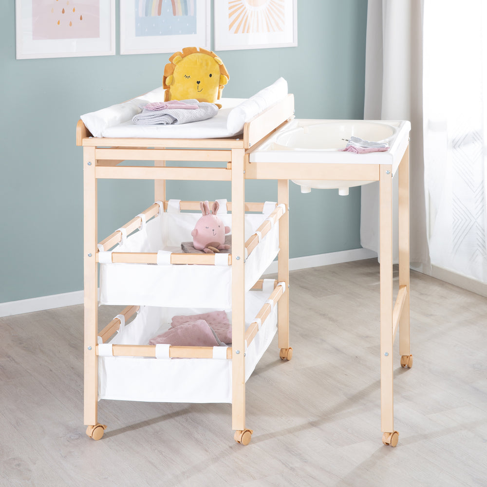 Bath-And-Change Combo 'Baby Pool', Ausziehbar Table with Bathtub, Wood Natural, Pad White – Lifestyle Image (2/13)