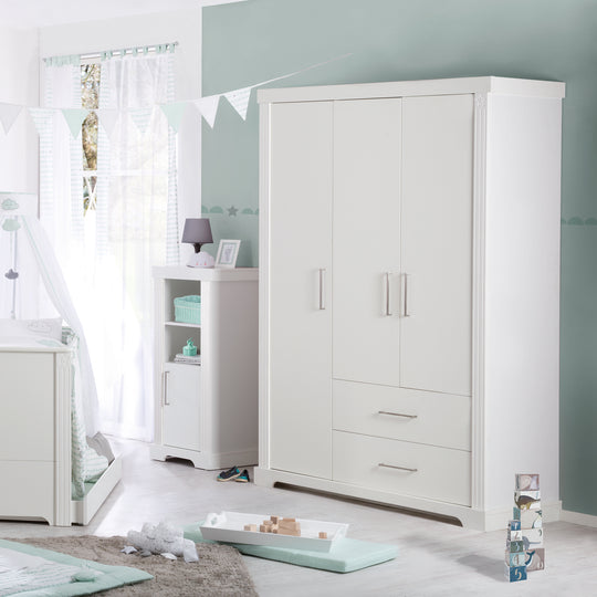 Möbelset 'Maxi' inkl. Kombi-Bett 70 x 140 cm, Wickelkommode & 3-türigem Kleiderschrank, weiß – Milieubild (14/17)