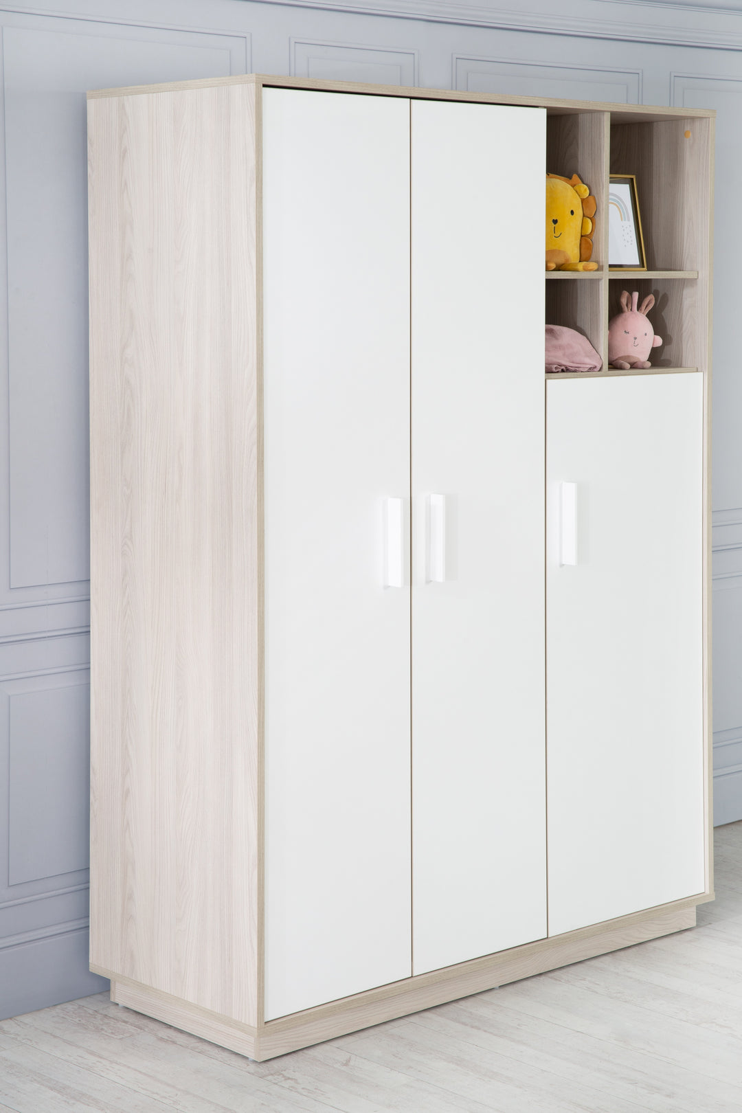 Kleiderschrank 'Olaf', 3 Drehtüren, mit offenem Regal, Weiß / Luna Elm – Produktbild (3/7)