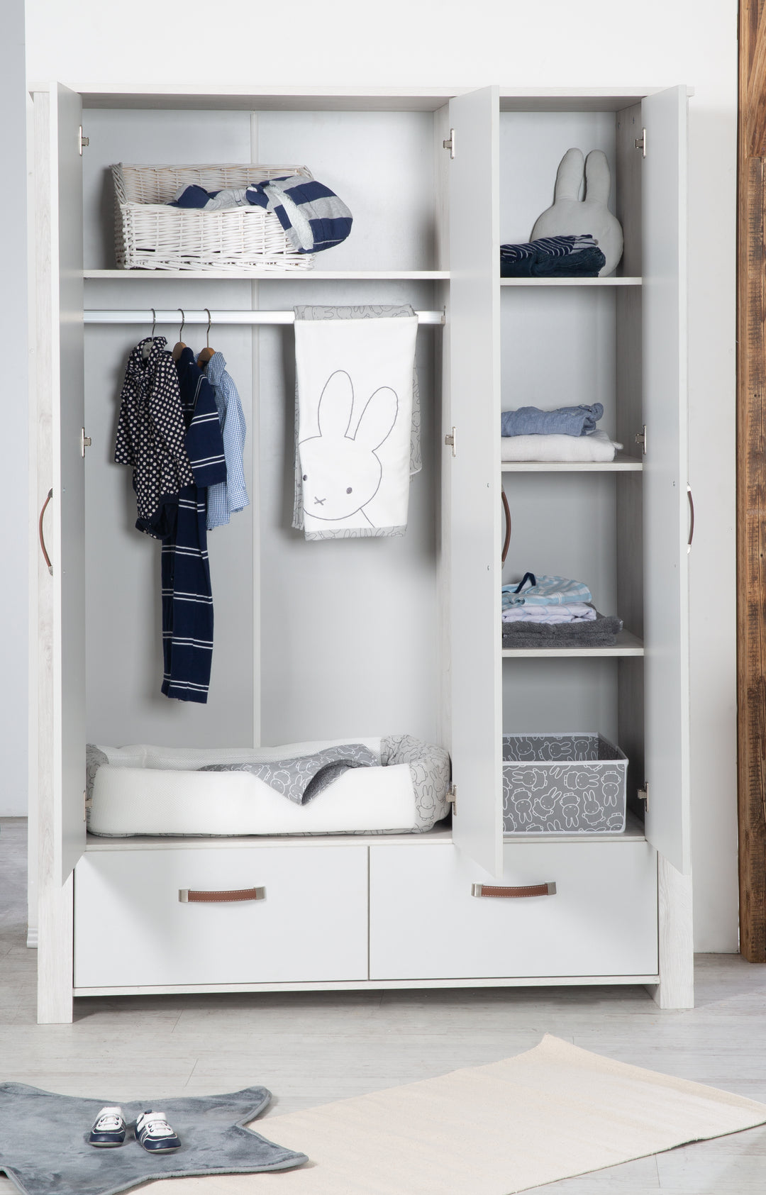 Ensemble chambre d'enfant 'Mila', incl. lit combiné 70 x 140 cm, commode à langer & 3portes armoire, gris/blanc – Photo d'ambiance (12/16)
