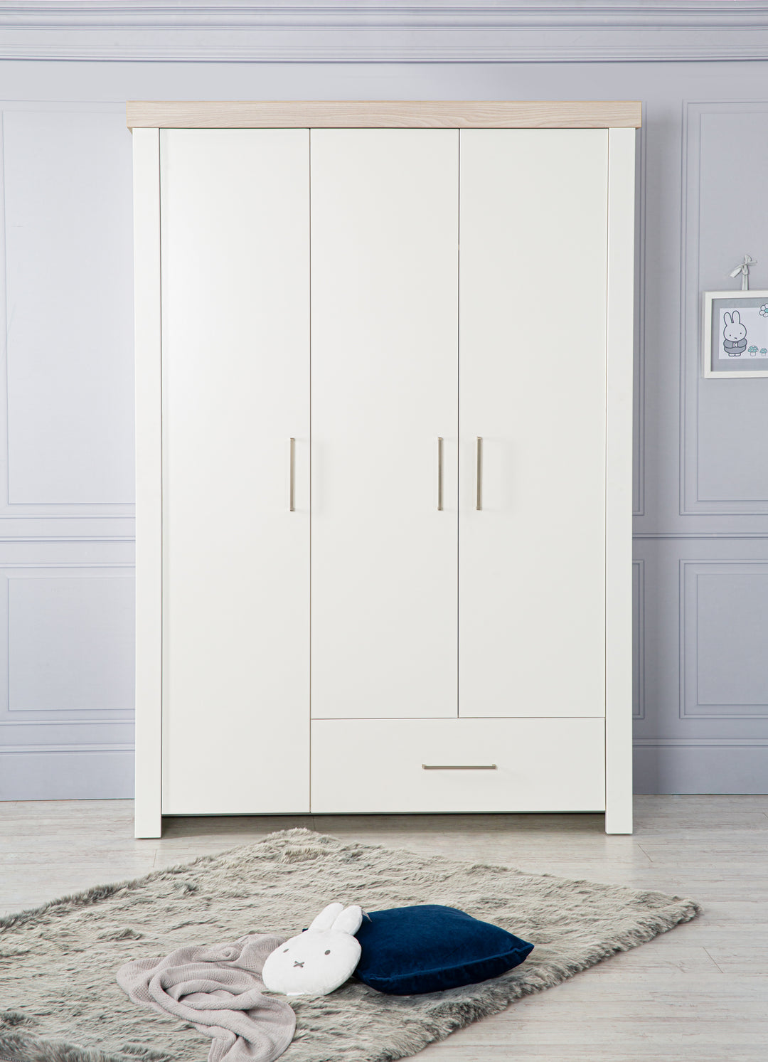 Zimmerset 'Lucy' 3-teilig, inkl. Kombi-Kinderbett 70 x 140, Wickelkommode & Schrank 3-türig – Milieubild (14/17)