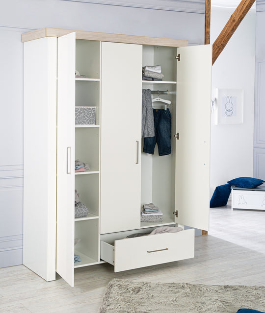 Wardrobe 'Lucy' 3-Trg, Carcass White, Crown Moulding in 'Luna Elm' – Lifestyle Image (8/9)