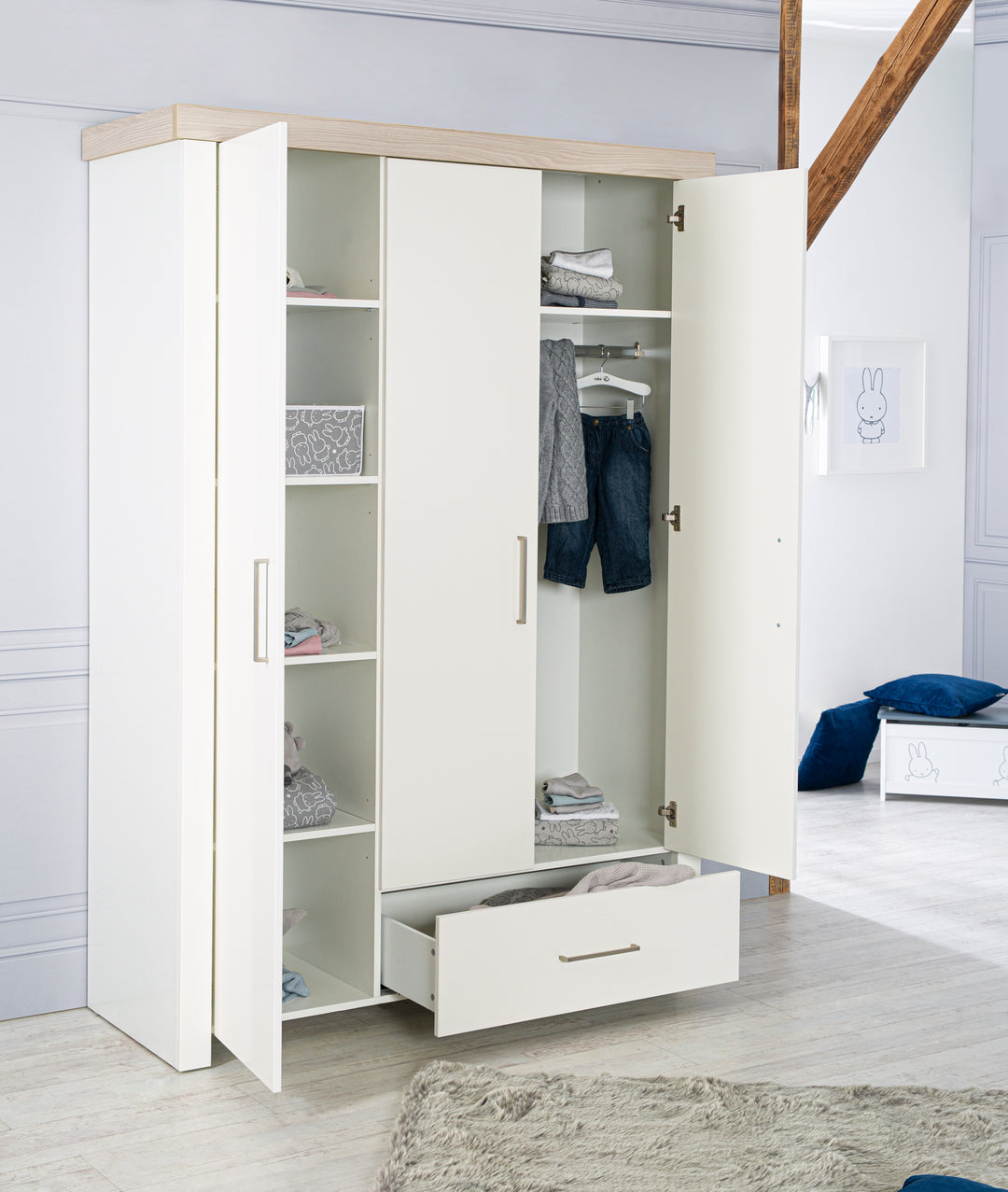 Zimmerset 'Lucy' 3-teilig, inkl. Kombi-Kinderbett 70 x 140, Wickelkommode & Schrank 3-türig – Milieubild (15/17)