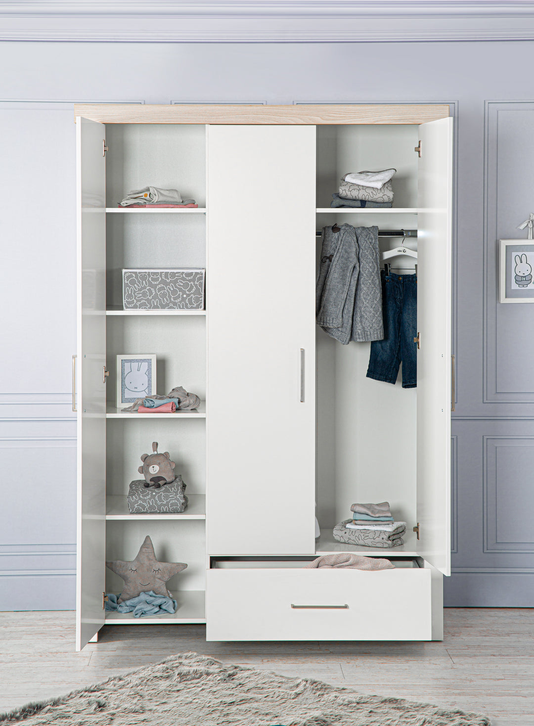 Wardrobe 'Lucy' 3-Trg, Carcass White, Crown Moulding in 'Luna Elm' – Lifestyle Image (5/9)