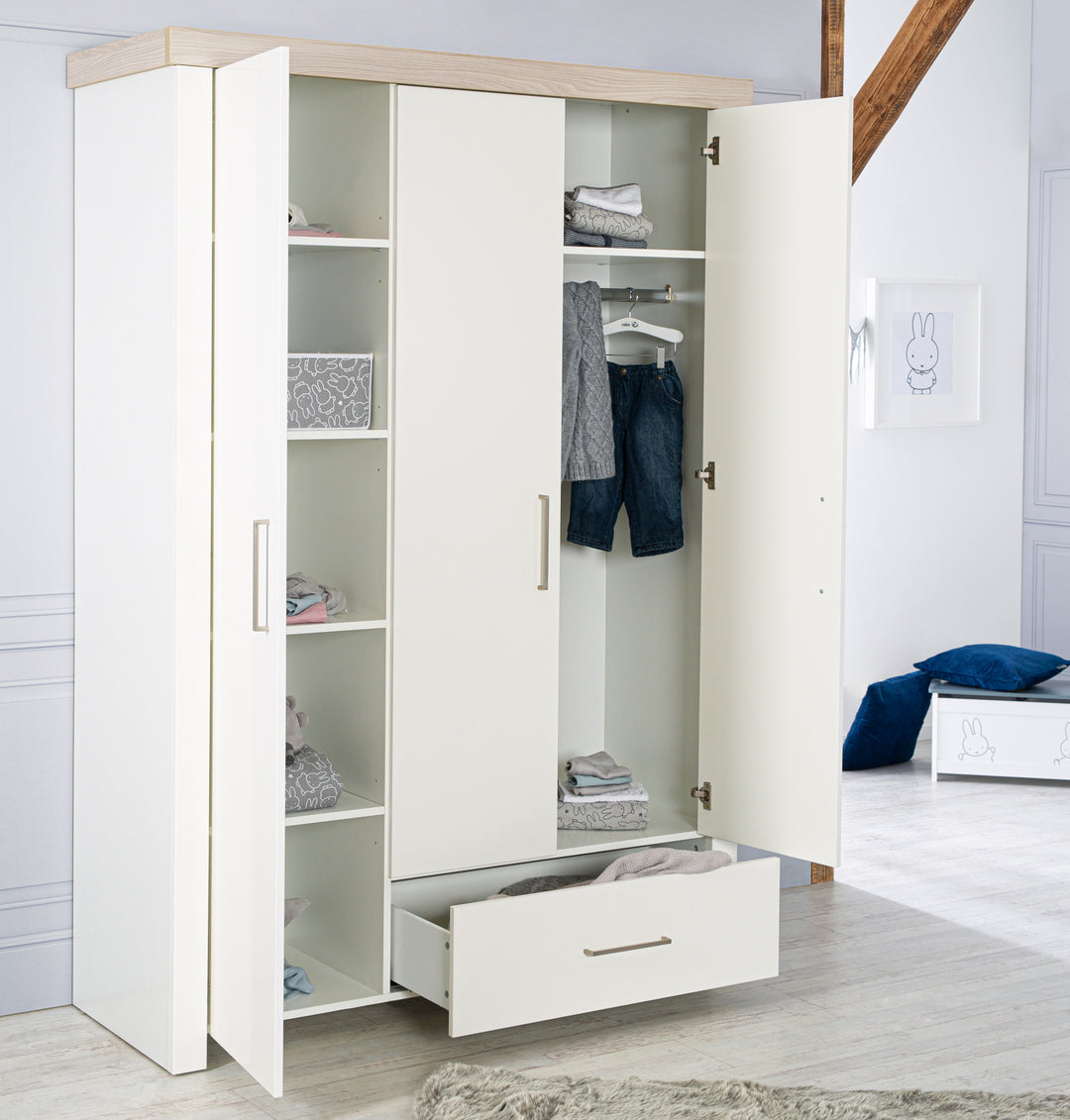 Wardrobe 'Lucy' 3-Trg, Carcass White, Crown Moulding in 'Luna Elm' – Lifestyle Image (3/9)