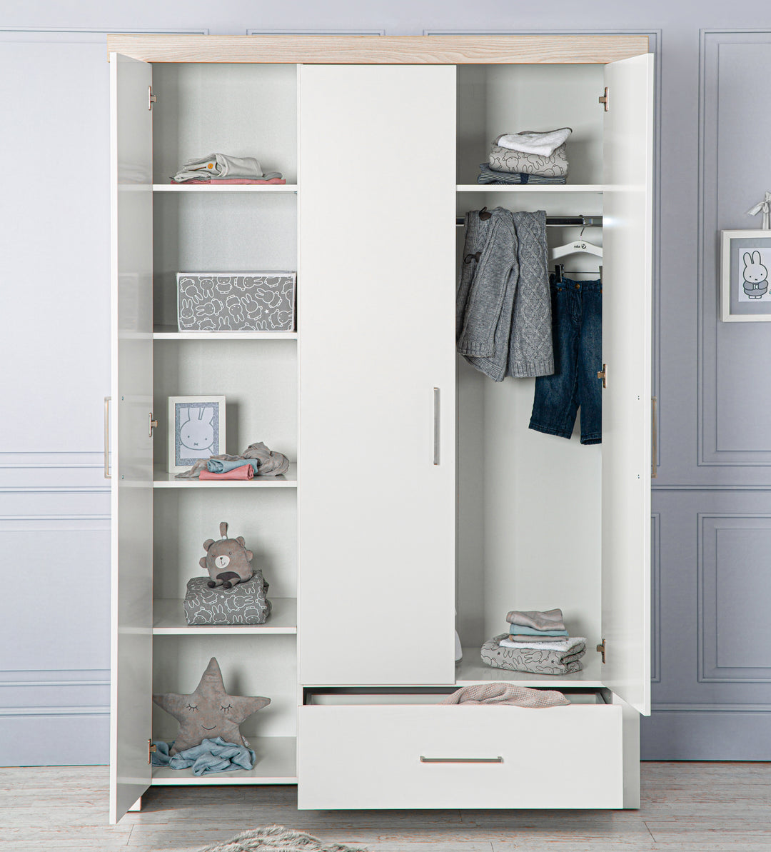 Wardrobe 'Lucy' 3-Trg, Carcass White, Crown Moulding in 'Luna Elm' – Lifestyle Image (6/9)