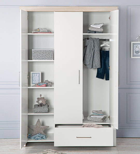 Wardrobe 'Lucy' 3-Trg, Carcass White, Crown Moulding in 'Luna Elm' – Lifestyle Image (6/9)