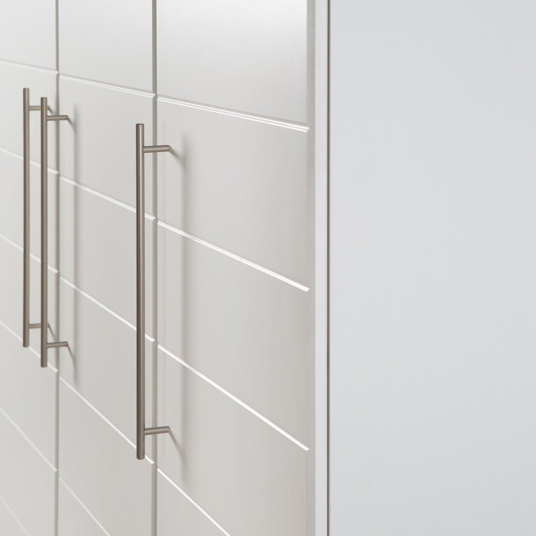 Kleiderschrank 'Nele', 3-trg, mit modernen horizontalen Fräsungen, Artisan Eiche/weiß – Detailbild (2/9)