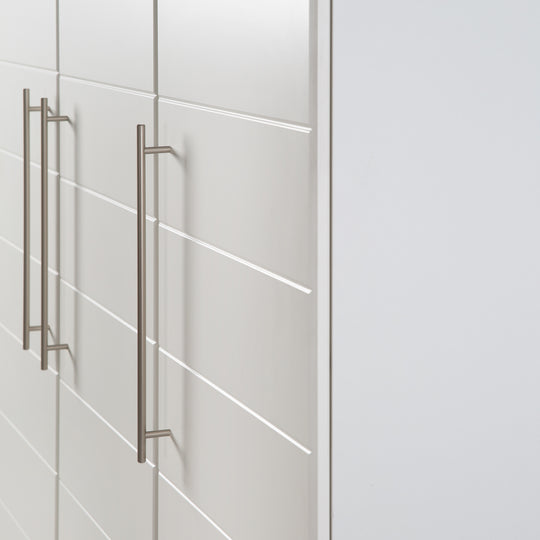 Kleiderschrank 'Nele', 3-trg, mit modernen horizontalen Fräsungen, Artisan Eiche/weiß – Detailbild (2/9)