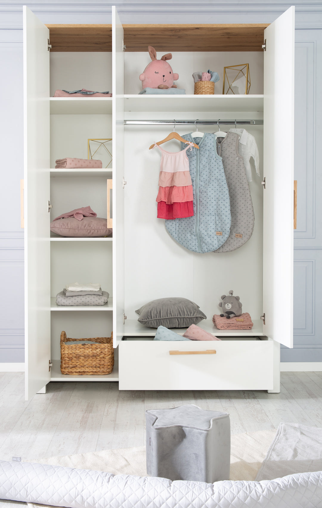 Children's Room Set 'Ava' 3-Piece, incl. Children's Bed 70x140 cm, Changing Table & Cabinet 3-Door – Lifestyle Image (22/23)