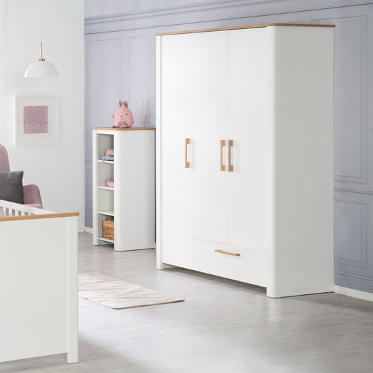 Kleiderschrank 'Ava' 3-trg. in weiß, mit Deckplatte in 'Artisan Eiche‘, HxBxT: 200 x 137 x 53 cm – Milieubild (2/7)