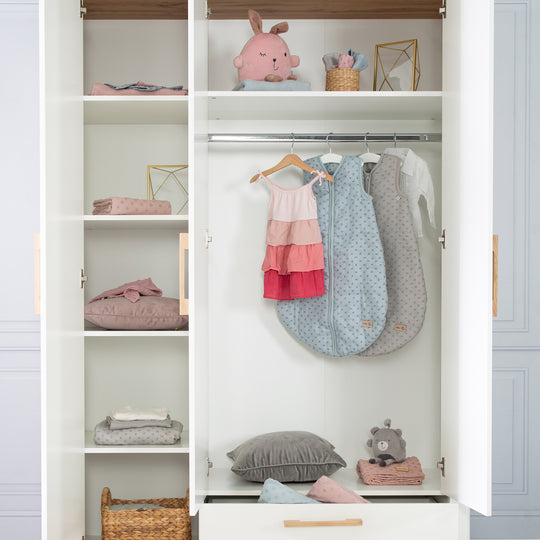 Kleiderschrank 'Ava' 3-trg. in weiß, mit Deckplatte in 'Artisan Eiche‘, HxBxT: 200 x 137 x 53 cm – Detailbild (5/7)