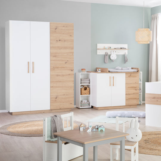 Kleiderschrank 'Lion' 3-türig - Weiß / Holzdekor 'Artisan Eiche' - Griffe aus massiver Eiche – Milieubild (13/19)