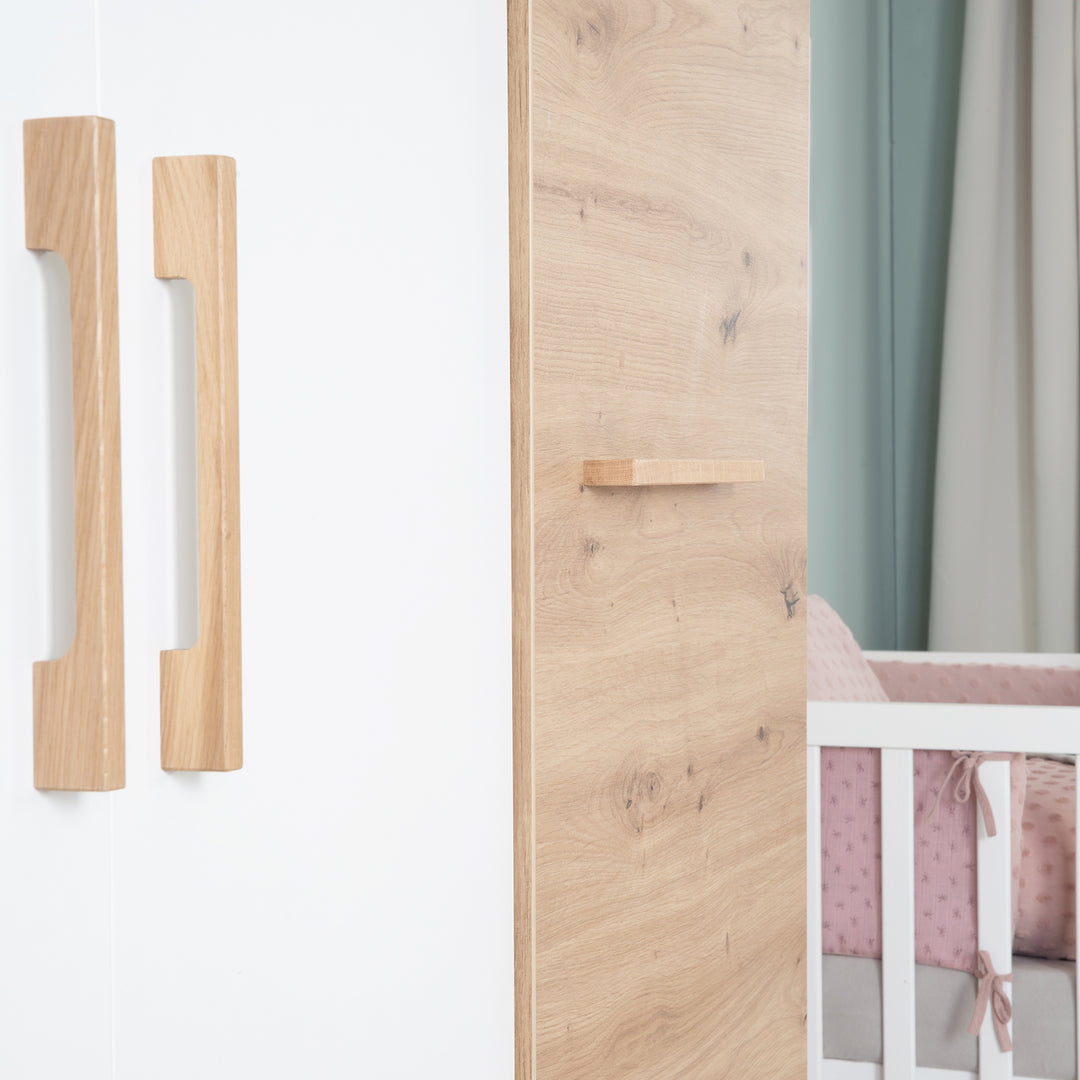 Kleiderschrank 'Lion' 3-türig - Weiß / Holzdekor 'Artisan Eiche' - Griffe aus massiver Eiche – Detailbild (14/19)